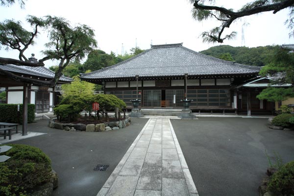満昌寺本堂。静かな境内は平安以来三浦の地に勢力を誇った三浦一族のゆかりの風格を感じます。
