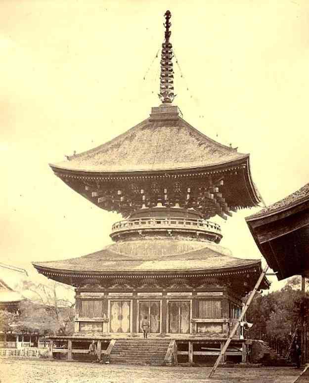 元治元年(1864年)、イギリス人のペアトが撮影した鶴岡八幡宮の大塔。