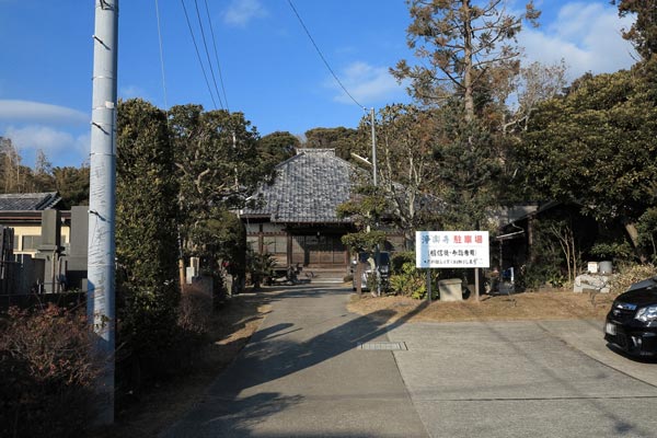 浄楽寺。和田義盛創建の古刹はのどかな海沿いの地にあります。