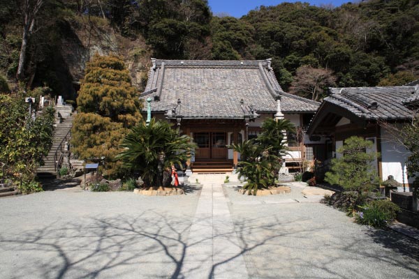 薬王寺境内。
