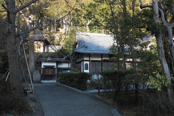 山の近く、静かな住宅地に佇む岩戸山 満願寺。
