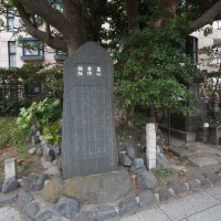 畠山重保邸跡と墓。一ノ鳥居の側、鎌倉駅に向かって左手の歩道にあります。石碑が1つ、石塔が2つあります。