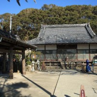 大椿寺境内。右手は保育園になっています。ひっそりと侘しいお寺さんが好みですが、保育園の子供たちが無邪気に遊ぶ声を聞きながらの参拝もなかなかよいです。