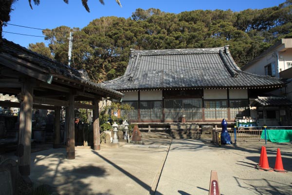 大椿寺境内。右手は保育園になっています。ひっそりと侘しいお寺さんが好みですが、保育園の子供たちが無邪気に遊ぶ声を聞きながらの参拝もなかなかよいです。