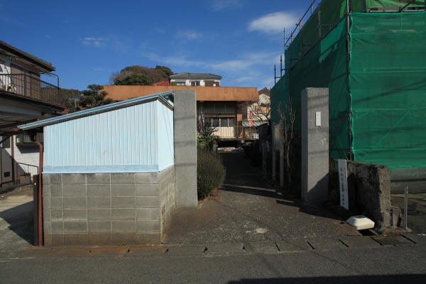 紫陽山 見桃寺。三崎の相模湾を望む場所にあります。源頼朝が三崎に建てた三御所のうちの一つ、「桃の御所」の跡地といわれています。