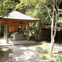 日蓮 化生窟と御硯水。鎌倉入りした日蓮が最初の一夜を過ごしたと伝わる窟。御硯水と呼ばれる井戸もあります。