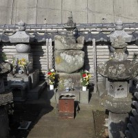 薬王寺跡には年輪を感じさせる五輪塔があります。三浦義澄墓所です。