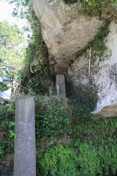 藤原景清が幽閉された牢の跡といわれる、景清窟。