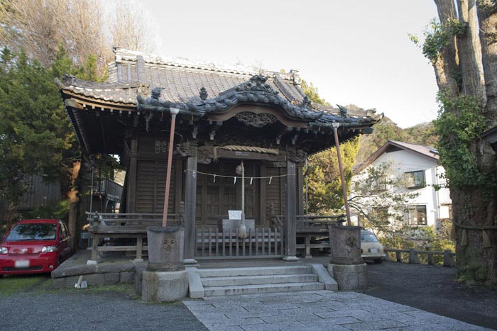 蛭子神社境内と本殿。本殿は1923年(大正12年)の大震災で倒壊し、1933年(昭和8年)に再建されました。