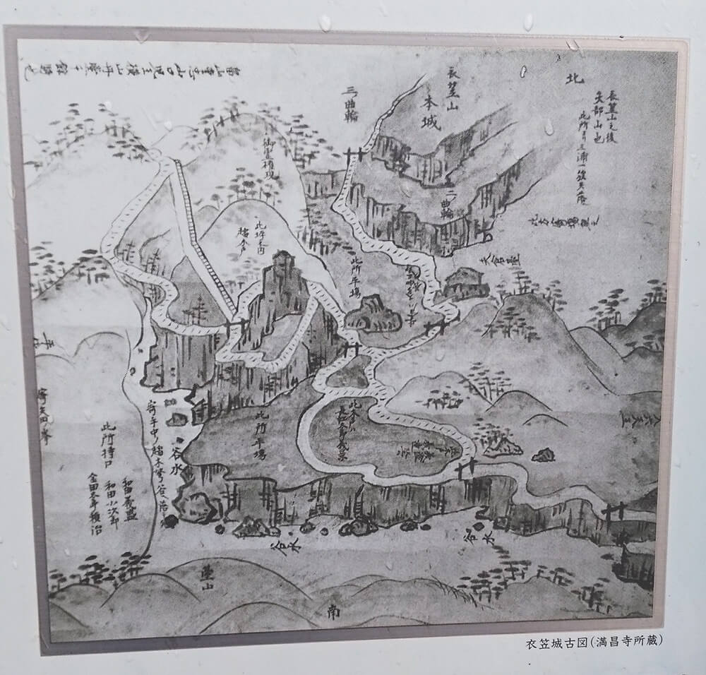 横須賀市内の公道沿いに設置されている案内板にあった、衣笠城古図。