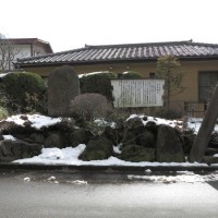 和田城址。現在は石碑と看板が残るのみですが、周囲の自然はまだ残されており往時を偲ぶことができます。