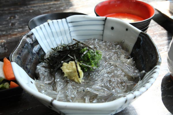 しらすや。生しらす丼(800円)。生しらす丼、味噌汁(この日はしらす)、新香、付け合わせ。