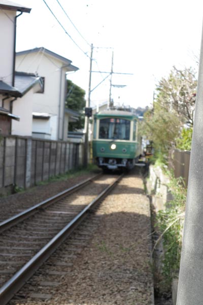 和田塚駅と由比ケ浜駅のちょうど真ん中あたり、虚子庵跡(高浜虚子の住居跡)から。1両編成が2両となり車両が新しくなっても江ノ電を見ると子供の頃を思い出します。