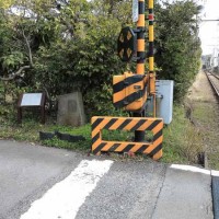 虚子庵址。江ノ電線路脇に句碑と案内板が建っています。