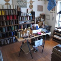 木木の店内。陽当たりのよい店内には暖かい由比ケ浜の空気が漂います。