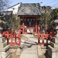 源氏ゆかりの地。源頼朝から遡ること4代、平安時代の棟梁、源頼義によって河内源氏の氏神である京都の岩清水八幡宮が勧請されました。源氏と鎌倉の始まりを象徴しています。