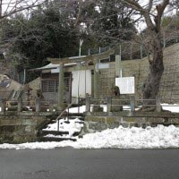 和田義盛旧里碑。一見するとただの町の公園か何かのよう。源頼朝とともに日本の歴史最大級の構造改革を成し遂げた侍の本拠地屋敷の跡とは思えません。