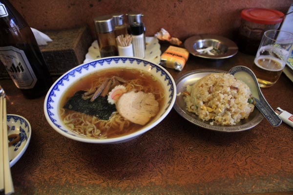 盛華園。この風景こそ、昼飯の王道の一つ。瓶ビールとランチのラーメン+半チャーハンセット、ビールのつまみに出してくれたメンマ、そして煙草。