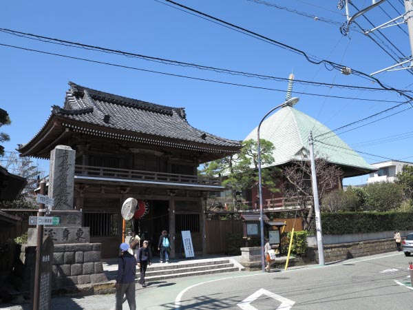本覚寺山門と恵比寿堂。