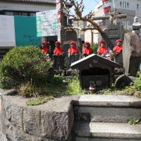 六地蔵。様々な道が交差する辻です。お地蔵様の他に石碑が3つあり、右の二つは六地蔵について説明するほぼ同じ内容の石碑。左が芭蕉の句を刻んだ石碑です。