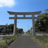 一ノ鳥居。鶴岡八幡宮方向からみます。