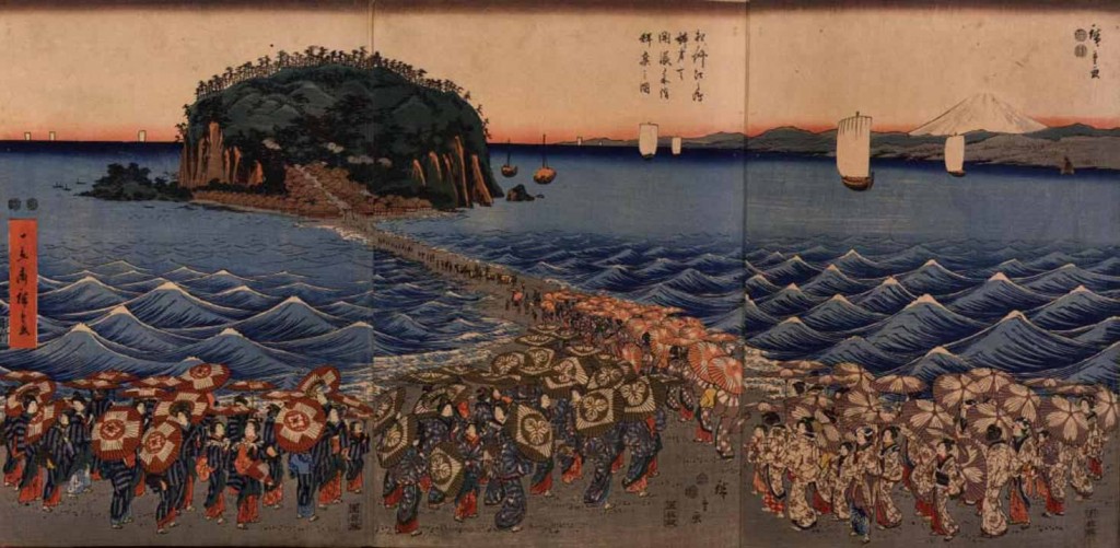 参拝客で賑わう江戸時代の江ノ島。1873年(明治6年)の廃仏毀釈や埋め立てのない、本来の霊場 江ノ島の姿。相州江之島弁財天開帳参詣群衆、歌川広重、19世紀。画像提供:東京国立博物館