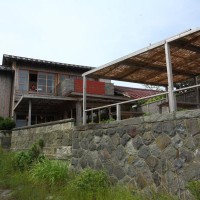 サイラム。由比ヶ浜西端の国道134号沿いにあり、眼前にはすぐにある海が広がります。