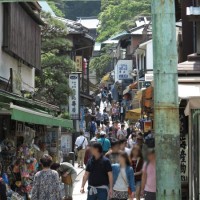 参拝客で賑わう江ノ島の表参道。
