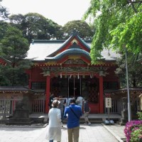江島神社、中津宮。1996年(平成8年)に改修され、鮮やかな朱色が蘇りました。