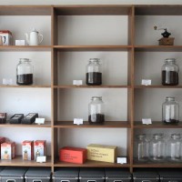 壁の商品棚。その日のおすすめを試飲して、それにあわせて好みを伝えれば選んでくれます。