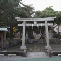 今大路、寿福寺のとなりにある相馬天王(八坂神社)。静かな境内は、千葉常胤の次男、相馬師常の屋敷跡です。