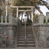 由比ヶ浜の海岸近くにある御嶽神社(おんたけじんじゃ)。