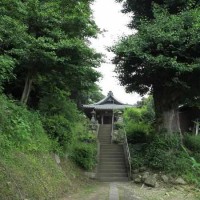 不動滝を過ぎて上っていくと、緑に囲まれた御堂がみえてきます。