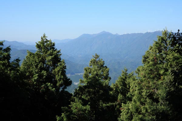 土佐の難所、朽木峠からみる梼原の山々。霞んでみえる山を越えて伊予長浜へとむかいます。