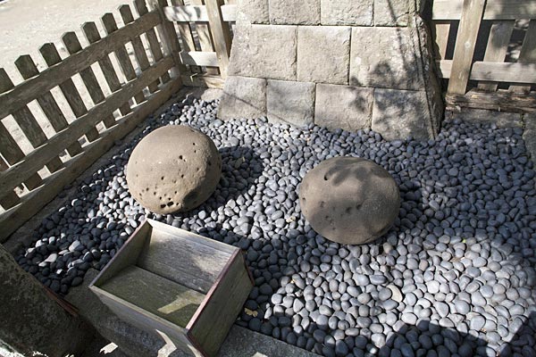 鎌倉景正の懐石。この大きな石を景正は懐に入れていたといいます。景正の人知を超えた力を象徴しています。力餅家の力餅の由来ともなりました。