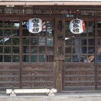 導地蔵。ほのぼのとした縁側は、道行く人々が一息つく場所となっています。