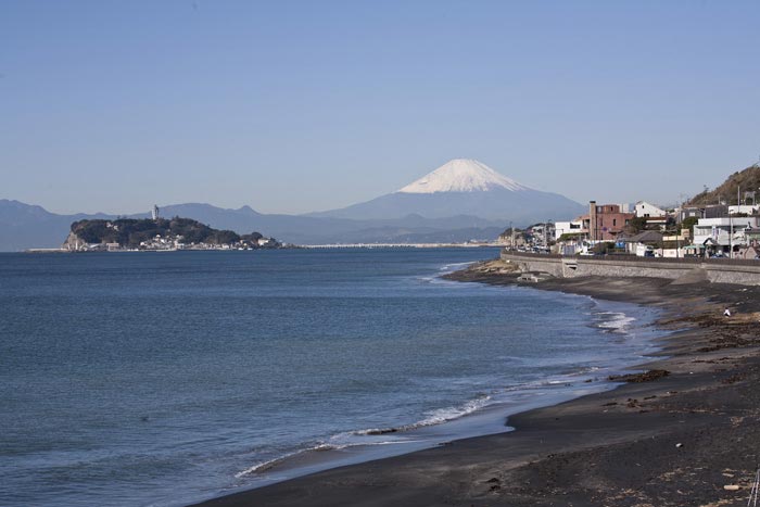 稲村ケ崎海浜公園からは天候に恵まれれば富士山と江ノ島をのぞむことができます。