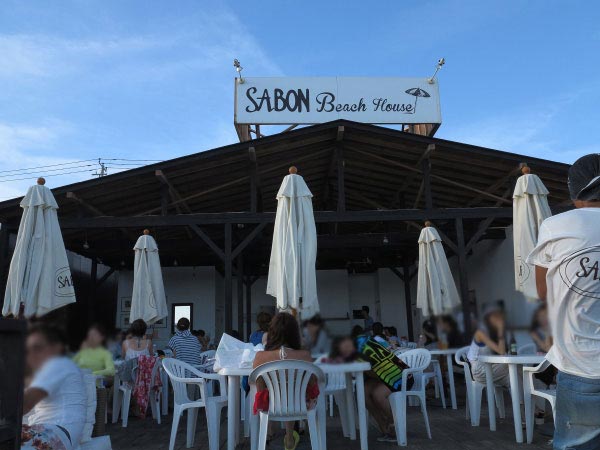 イスラエル発、世界に知られるボディケアブランド「SABON」の海の家。 width=