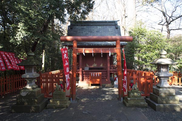 鶴岡八幡宮末社 丸山稲荷社本殿。