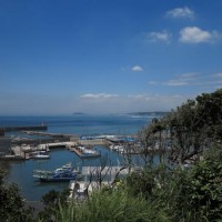 鐙摺城址、鐙摺山山頂からの眺望。遠くに江ノ島がみえています。
