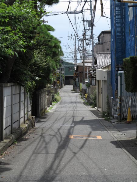 江ノ電「長谷駅」と大仏を繋ぐ裏道。混みあう休日でもゆったり歩きたいものです。