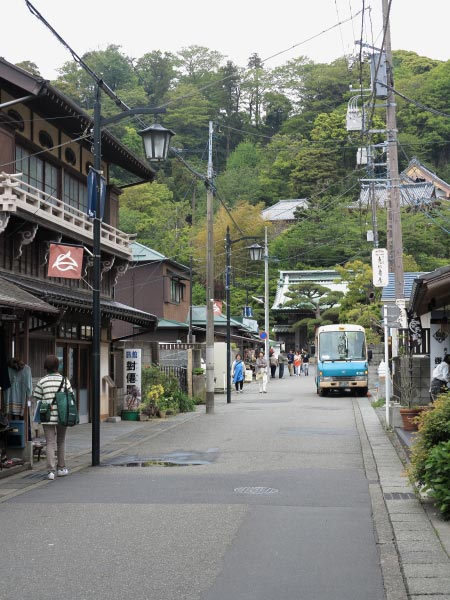長谷寺の参道は落ち着いていて雰囲気がよいです。左手にある對僊閣が特に素晴らしい景観をつくっています。
