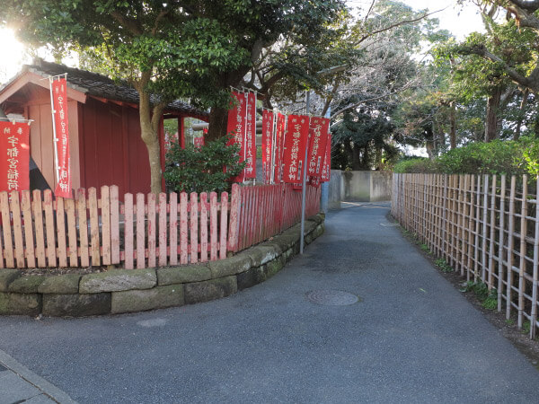 地図5番の道。若宮大路の東側をほぼ平行して通る裏道。鶴岡八幡宮三の鳥居前を横切る、横大路の途中にでます。