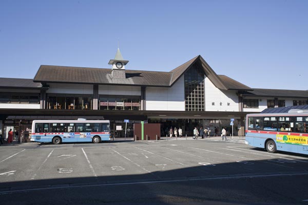 鎌倉駅東口。鎌倉駅には東口と西口がありますが、地元では表、裏駅などと呼びます。現在の建物も悪くはありませんが、昔の方が数段風情がありました。
