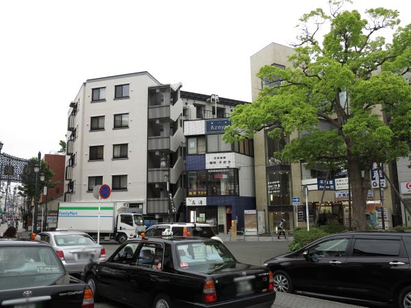 畔家は青い塗装がみえるビルの3階。鎌倉駅西口(裏駅)、改札を背にしてやや左手にみえます。