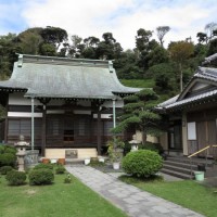 仏行寺境内。背後が山ですから、無粋な近代建築や電線がありません。