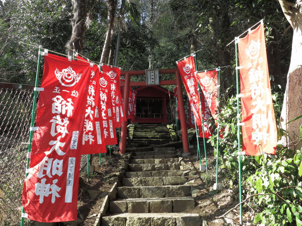 大江稲荷はお稲荷様らしく朱です。