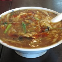 由比ヶ浜の中華・味楽の四川風かき玉そば(950円)。