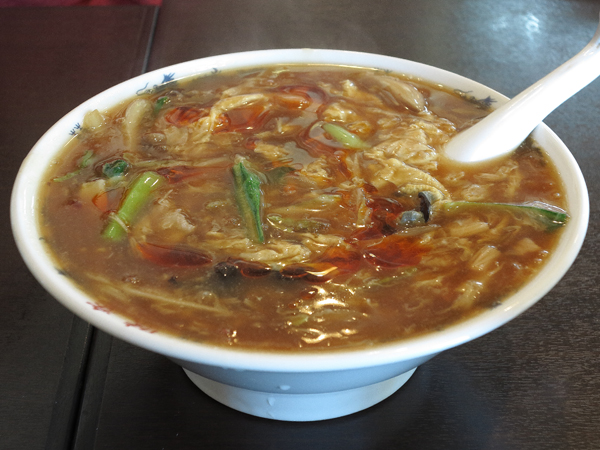 由比ヶ浜の中華・味楽の四川風かき玉そば(950円)。