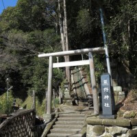 浄明寺の熊野神社。山を背景にした美しい景色です。現代の建築物がちょっと入ってそこだけ無粋。